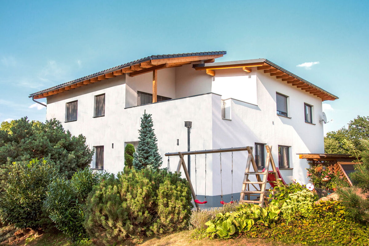 Außenaufnahme des sanierten Hauses.