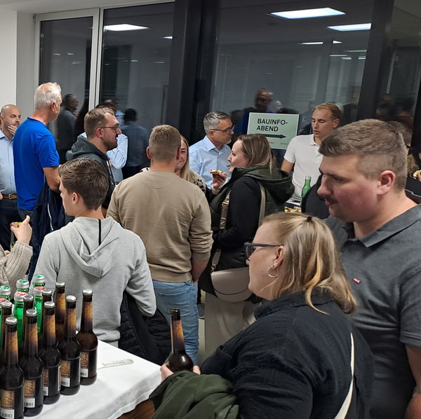 Ein Foto vom M-TEC Bauinfo-Abend mit den Teilnehmer:innen beim gemütlichen Ausklang und dem Gespräch mit Expert:innen. Ein Foto vom M-TEC Bauinfo-Abend mit den Teilnehmer:innen beim gemütlichen Ausklang und dem Gespräch mit Expert:innen.