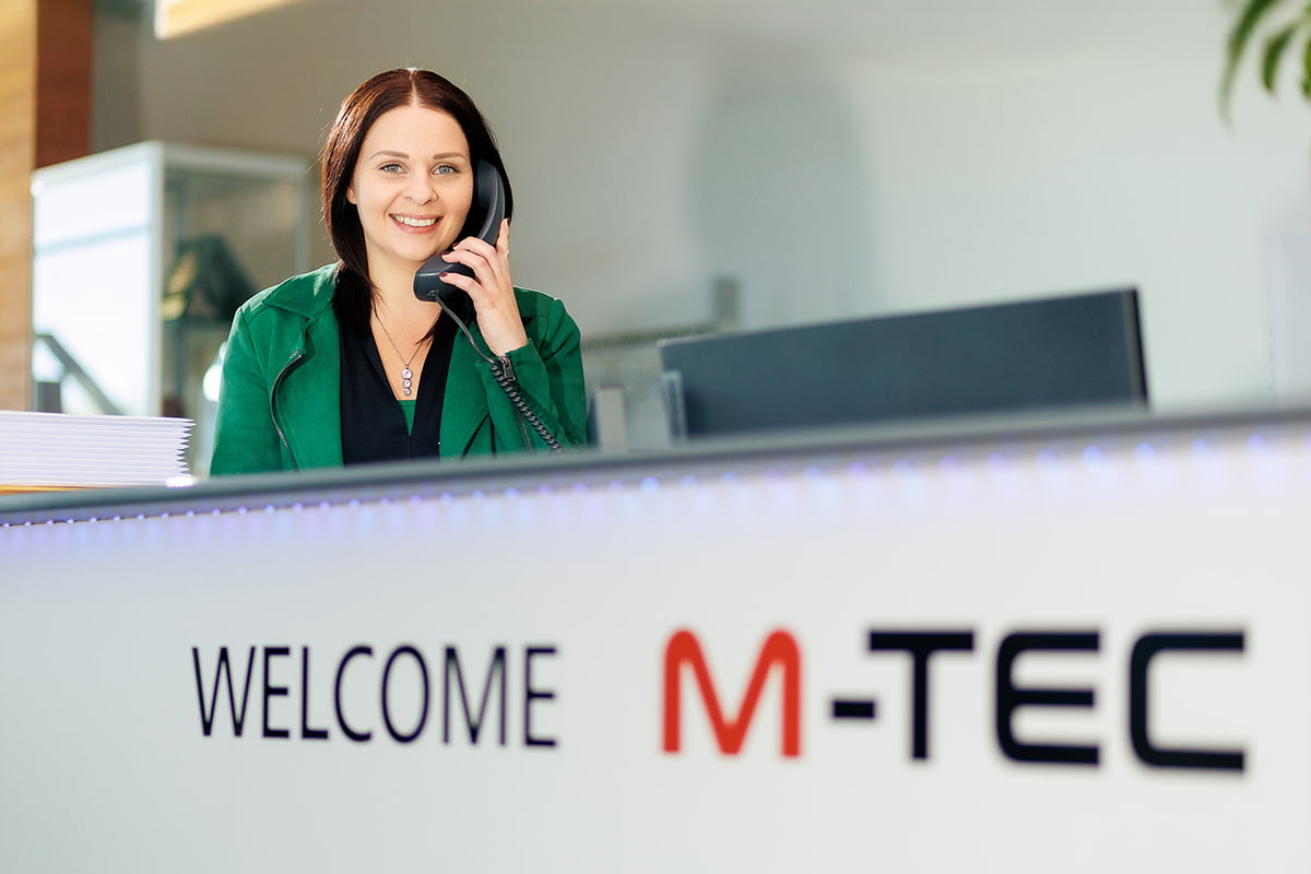 Eine Empfangsdame telefoniert mit einem Kunden. Eine Empfangsdame telefoniert mit einem Kunden.