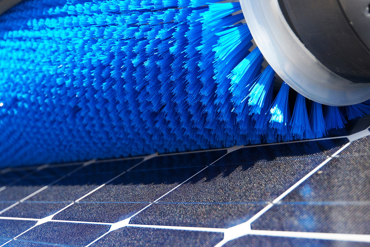 eine weiche Bürste reinigt ein PV-Modul eine weiche Bürste reinigt ein PV-Modul