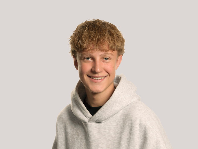 Ein Portraitfoto von unserem M-TEC Lehrling Lukas Reiter.