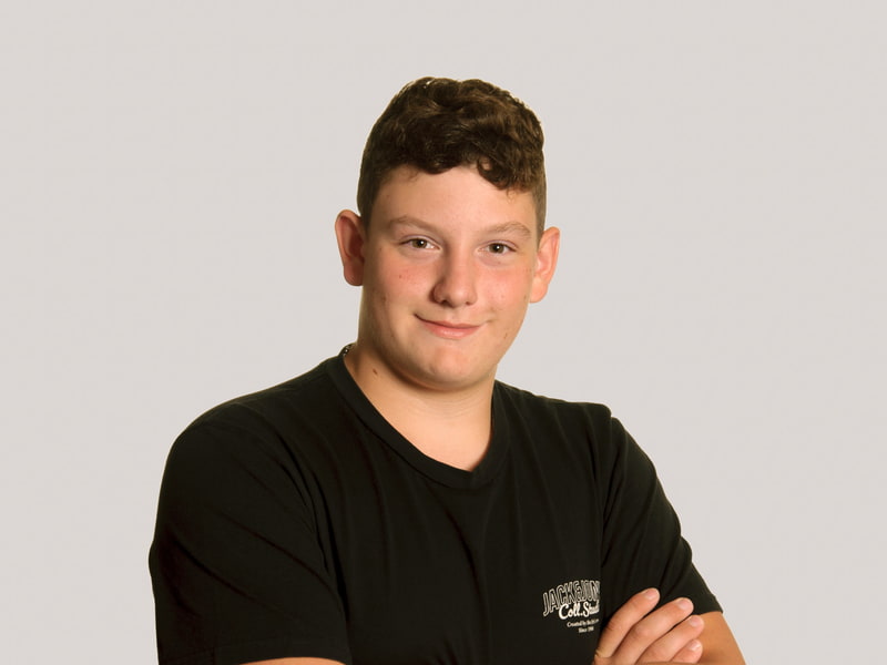 Ein Portraitfoto von unserem M-TEC Lehrling Nic Ganser.