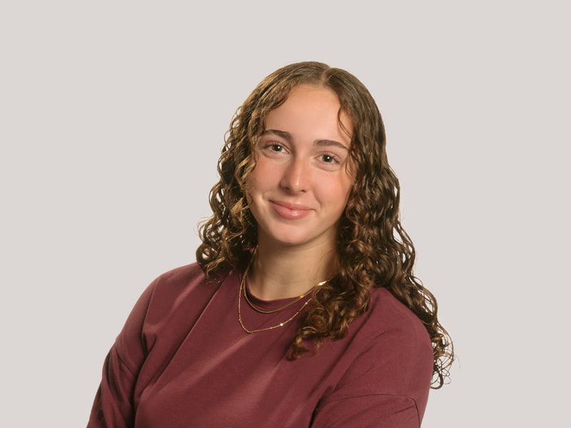 Ein Portraitfoto von unserem M-TEC Lehrling Luzia Hain