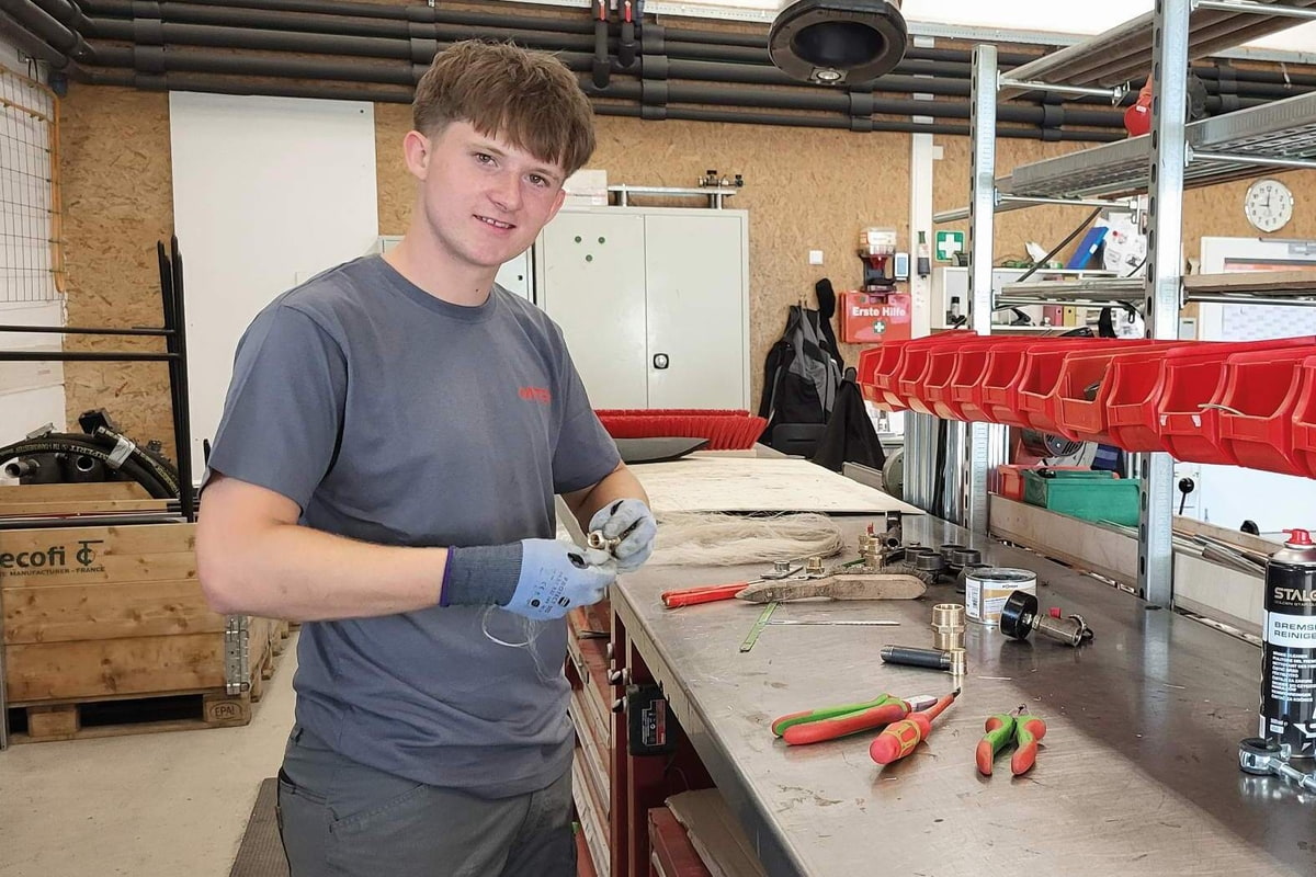 Ein Bild von einem Lehrling, der in der M-TEC Produktion arbeitet.